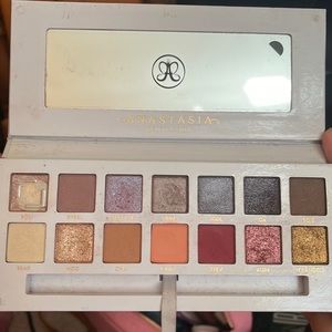 Carli bybel only used 1/2 colors in pallette. Other then that great condition!